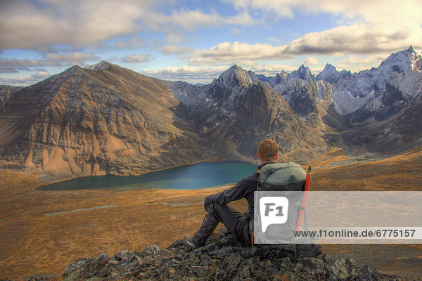 sitzend  Berg  See  Hintergrund  wandern  Herbst  Megalith  teilen  Tombstone Territorial Park  Yukon