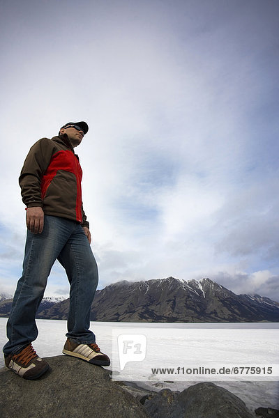 Wasserrand  stehend  Mann  See  vorwärts  Kluane Nationalpark  Yukon