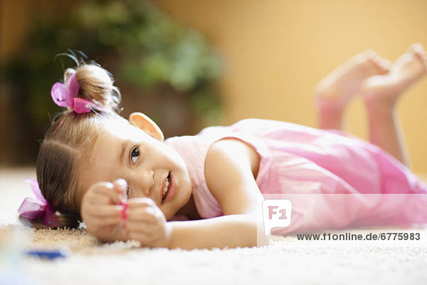 Vereinigte Staaten von Amerika  USA  liegend  liegen  liegt  liegendes  liegender  liegende  daliegen  niedlich  süß  lieb  Boden  Fußboden  Fußböden  pink  Arizona  Kleidung  2-3 Jahre  2 bis 3 Jahre  Mädchen  Kleid