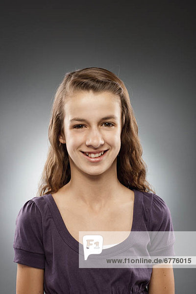 Studioaufnahme  Portrait  sehen  lächeln  Blick in die Kamera  12-13 Jahre  12 bis 13 Jahre  Mädchen