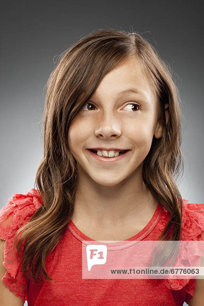 Portrait  lächeln  Studioaufnahme  10-11 Jahre  10 bis 11 Jahre  Mädchen