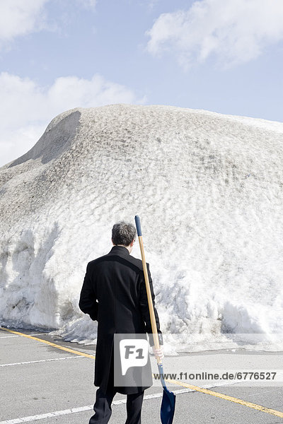 Berg Mann halten frontal Schaufel Schnee