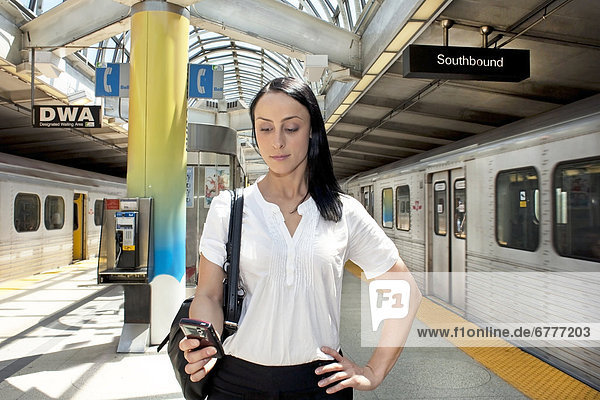 Frau überprüfen ihr Telefon in u-Bahnstation  Toronto  Ontario  Kanada