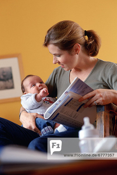 Frau Papier halten Baby vorlesen
