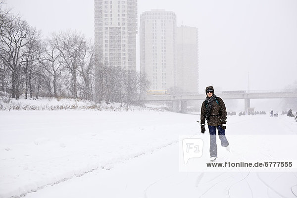 Frau  folgen  Schneeflocke  Fluss  Assiniboine  gefroren  schwer  Manitoba  Winnipeg