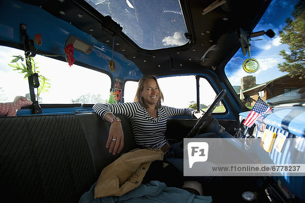 Vereinigte Staaten von Amerika  USA  sitzend  Portrait  Frau  lächeln  Auto  Retro  reifer Erwachsene  reife Erwachsene  Colorado