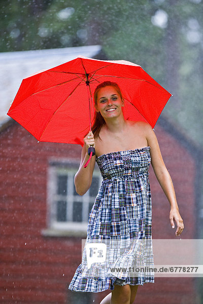 Vereinigte Staaten von Amerika  USA  Portrait  Frau  Regenschirm  Schirm  Regen  jung  Weißfisch