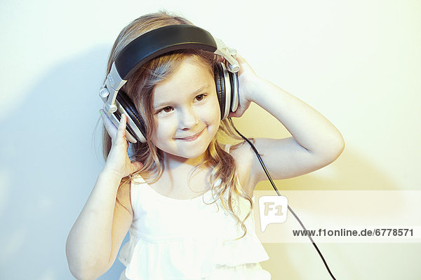 Portrait  zuhören  Kopfhörer  Musik  Studioaufnahme  5-6 Jahre  5 bis 6 Jahre  Mädchen