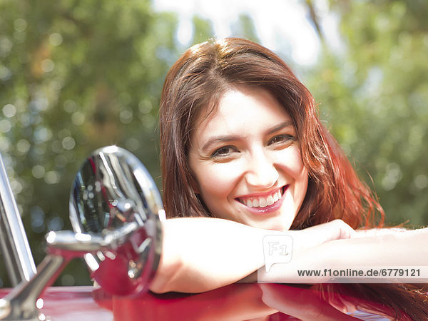 Frau  lächeln  Auto  Cabrio  jung