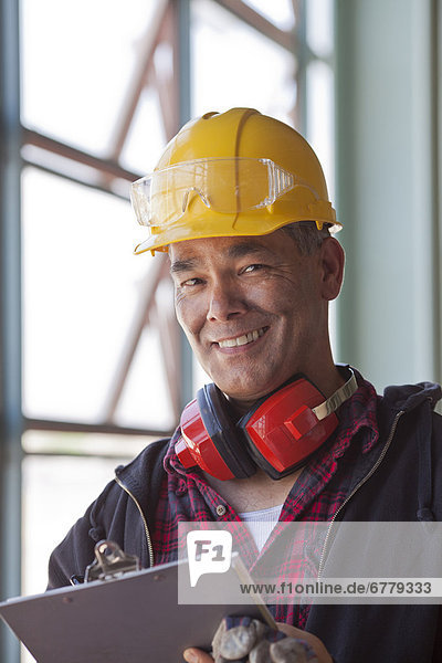 Bauarbeiterhelm  Portrait  arbeiten  Führung  Anleitung führen  führt  führend  Kleidung