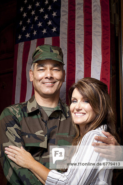 Ehefrau  umarmen  unterhalb  Soldat  Fahne  amerikanisch
