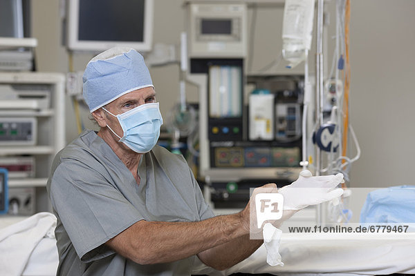Chirurgen auf Handschuhe