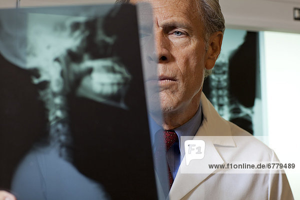 Arzt schaut auf Röntgenbild