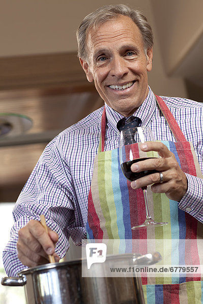 kochen Portrait Mann Wein trinken