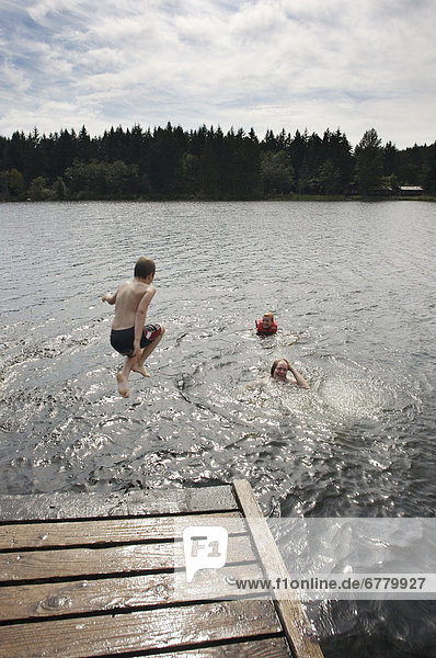 Junge - Person springen Dock jung Gulf Islands British Columbia