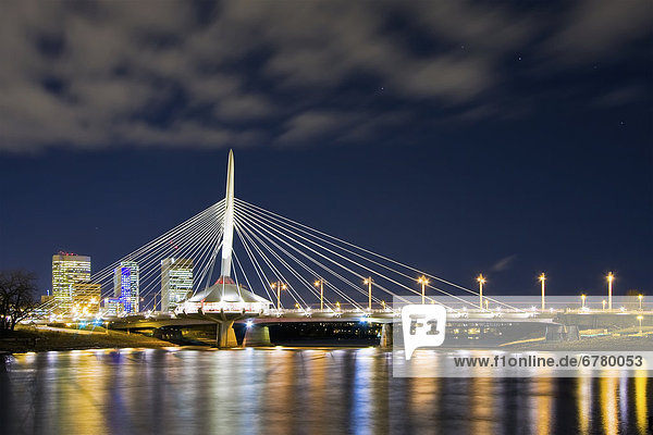 Skyline  Skylines  Nacht  Brücke  Innenstadt  Manitoba  Winnipeg