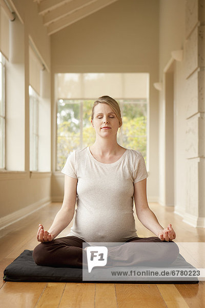 Frau  schwanger  Yoga