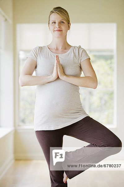 Frau  schwanger  Yoga