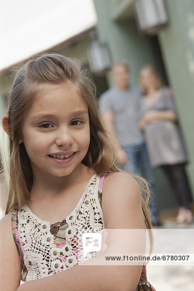 Portrait  Fröhlichkeit  Menschliche Eltern  Hintergrund  5-9 Jahre  5 bis 9 Jahre  Mädchen