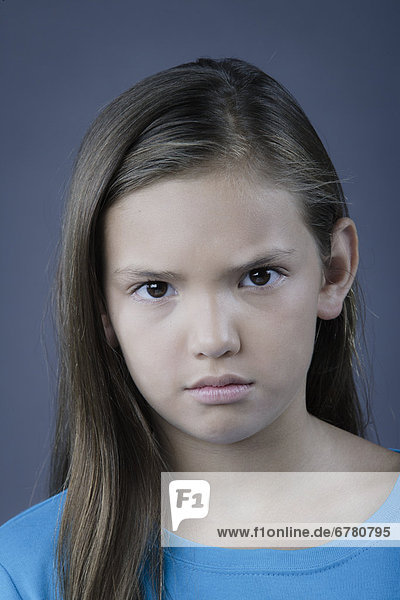 Studioaufnahme  Portrait  sehen  Zorn  5-9 Jahre  5 bis 9 Jahre  Mädchen