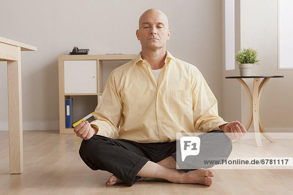 Geschäftsmann  Meditation  reifer Erwachsene  reife Erwachsene  Büro