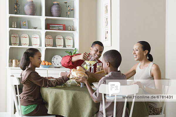 Zusammenhalt  Abendessen  Menschliche Eltern  10-13 Jahre  10 bis 13 Jahre  essen  essend  isst