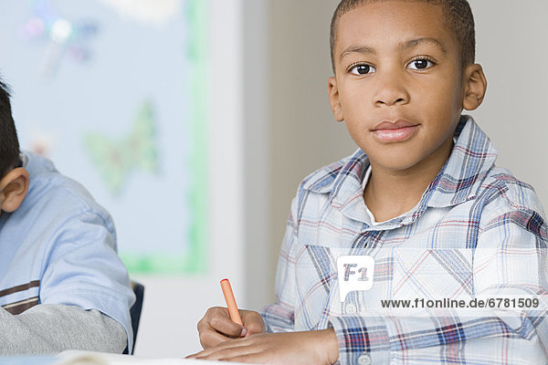 Portrait  Junge - Person  Klassenzimmer  5-9 Jahre  5 bis 9 Jahre