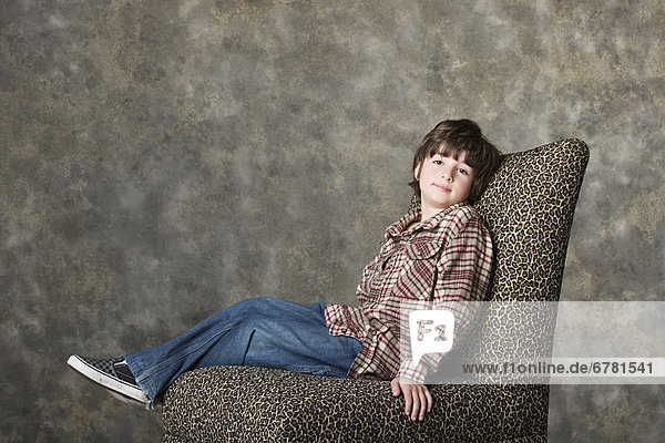 Studioaufnahme  sitzend  Portrait  Stuhl  Junge - Person  5-9 Jahre  5 bis 9 Jahre