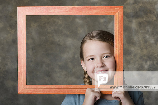 Studioaufnahme  Portrait  lächeln  halten  5-9 Jahre  5 bis 9 Jahre  Mädchen