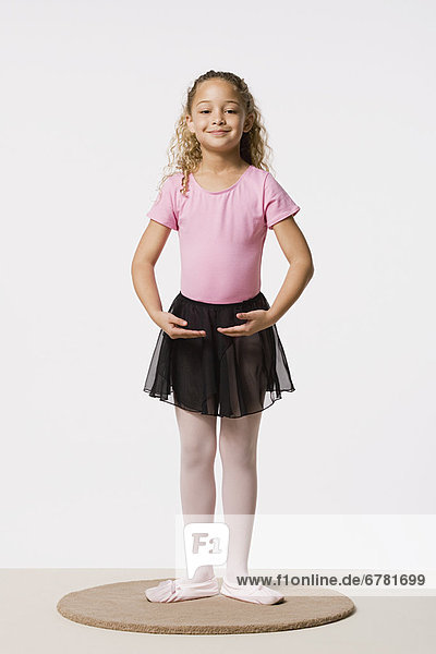 Portrait  lächeln  Studioaufnahme  5-9 Jahre  5 bis 9 Jahre  Kostüm - Faschingskostüm  Mädchen  Ballett