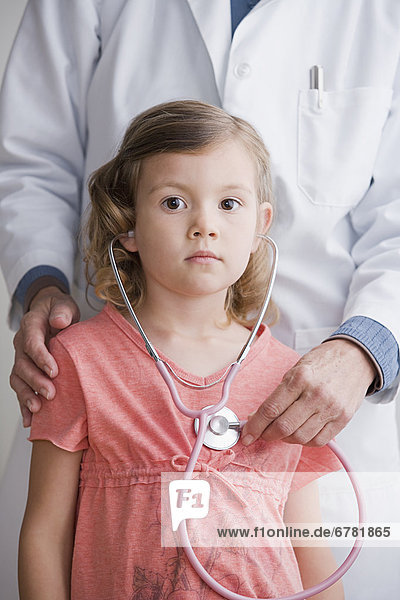 hoch  oben  nahe  zuhören  Arzt  Stethoskop  5-6 Jahre  5 bis 6 Jahre  Mädchen