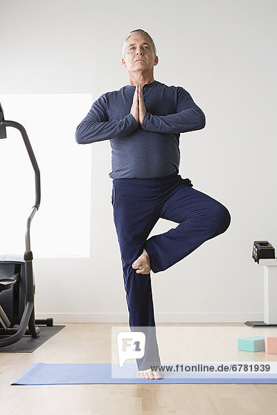 Mann  üben  reifer Erwachsene  reife Erwachsene  Yoga  Matte