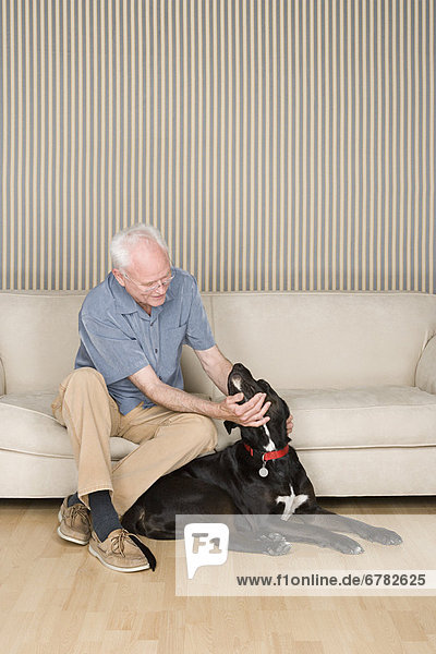 Senior  Senioren  Mann  Fröhlichkeit  Hund  streicheln