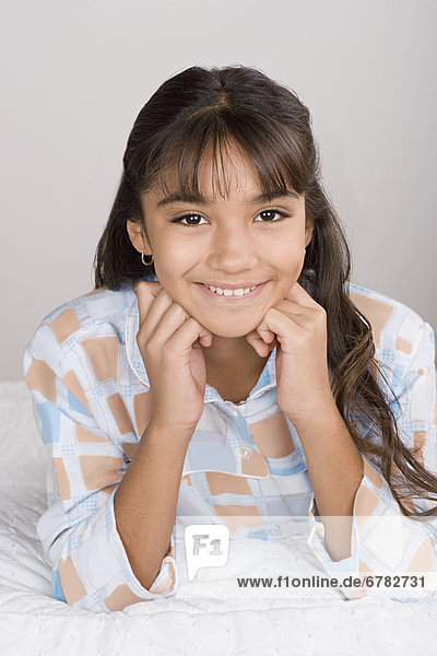 Portrait  lächeln  Schlafanzug  10-11 Jahre  10 bis 11 Jahre  Mädchen