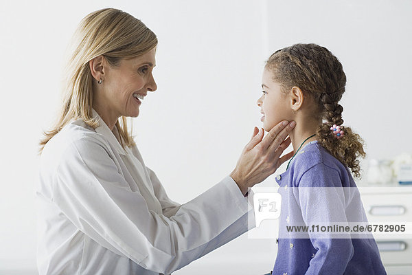 Arzt  10-11 Jahre  10 bis 11 Jahre  Mädchen  Untersuchung