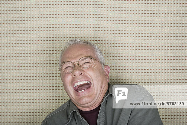 Senior  Senioren  Portrait  Mann  lachen  Studioaufnahme