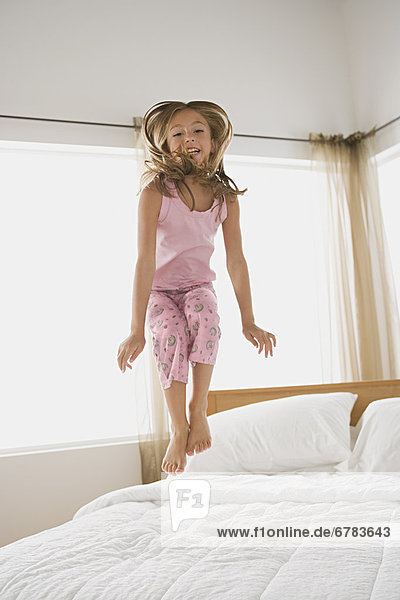 Mädchen springen auf Bett