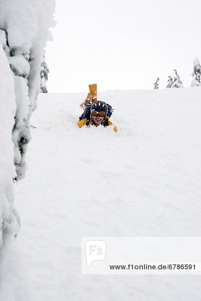 fallen  fallend  fällt  Berg  Mann  lachen  Ereignis  Skisport  See  British Columbia  Schnee