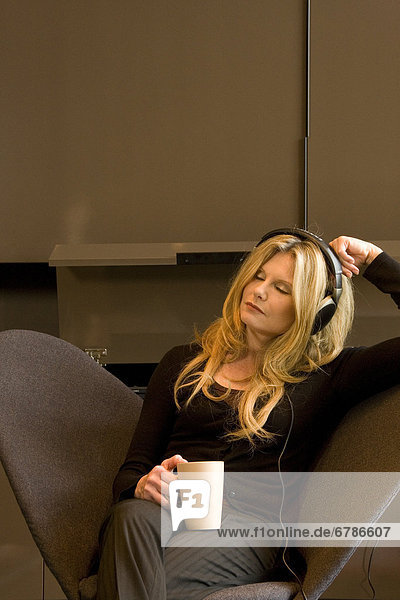 sitzend  Frau  zuhören  Stuhl  Musik  Ontario  Toronto