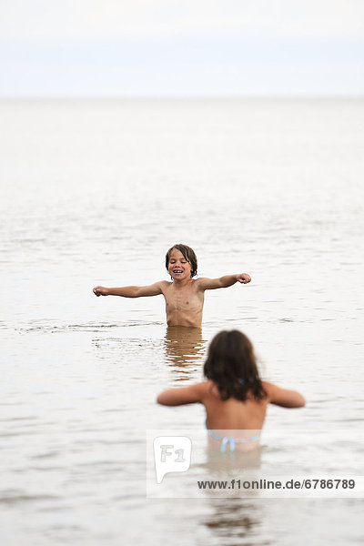 Kälte  Junge - Person  See  jung  schwimmen  Gimli  Mädchen  Kanada  Manitoba  Winnipeg