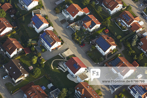 Häuser mit Sonnenkollektoren auf den Dächern  Mägerkingen  Baden-Württemberg  Deutschland  Luftbild