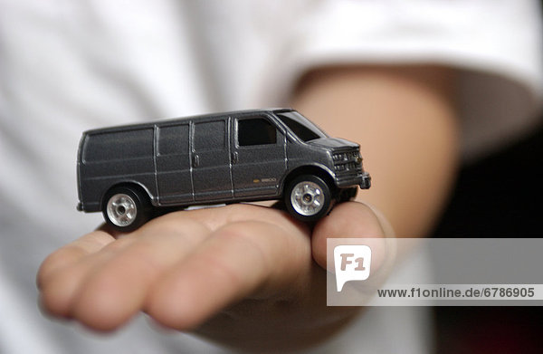 Junge - Person  Auto  halten  Spielzeug