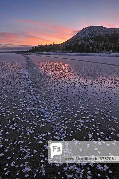 Winter  Sonnenuntergang  über  See  Kanada  gefroren  Yukon