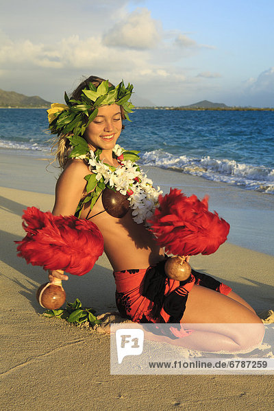 Wasserrand junge Frau junge Frauen tanzen Sand vorwärts Hawaii Oahu