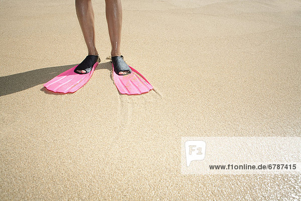 Hawaii  Frau trägt pink Schnorchel Flippers auf sandigen Strand.