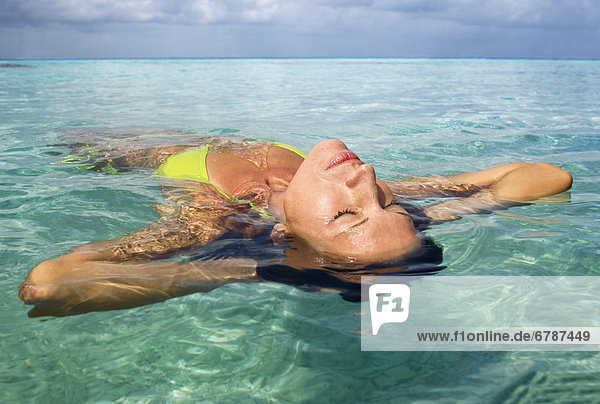 Frau floating in den tropischen Ozeanwasser  Nahaufnahme-Gesicht.