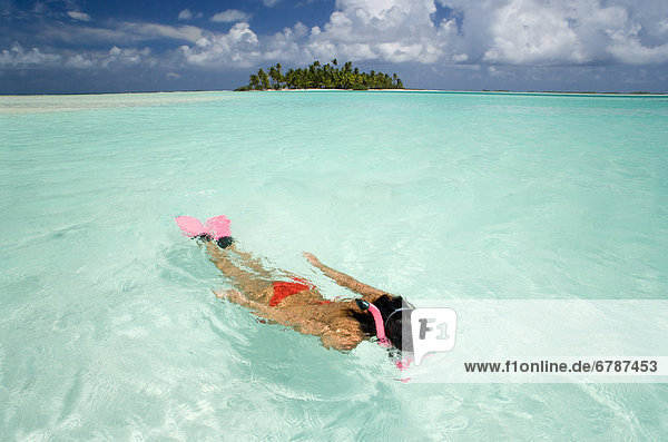 Französisch-Polynesien  Frau Schnorcheln in tropischen Ozeanwasser.