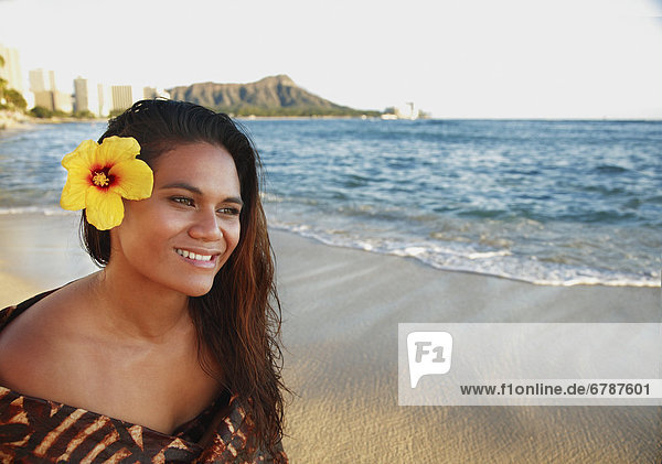 Hawaii  Oahu  schönen lokalen polynesische Frau lächelnd am Waikiki-Strand mit Diamantkopf im Hintergrund