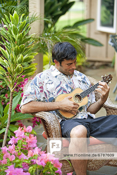 Hawaii  Maui  lokalen Male spielen eine Ukulele.