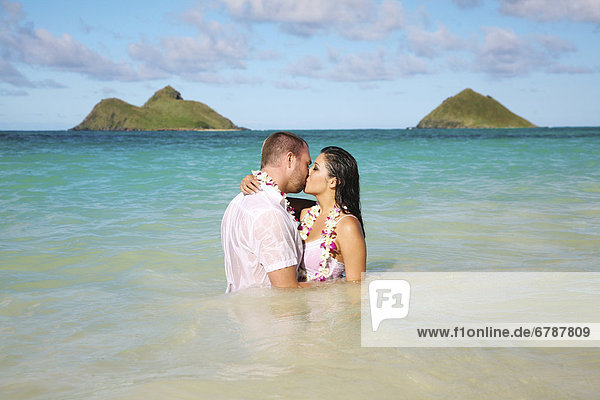 Oahu  Hawaii  Lanikai  junges Paar hält Eachother und küssen.